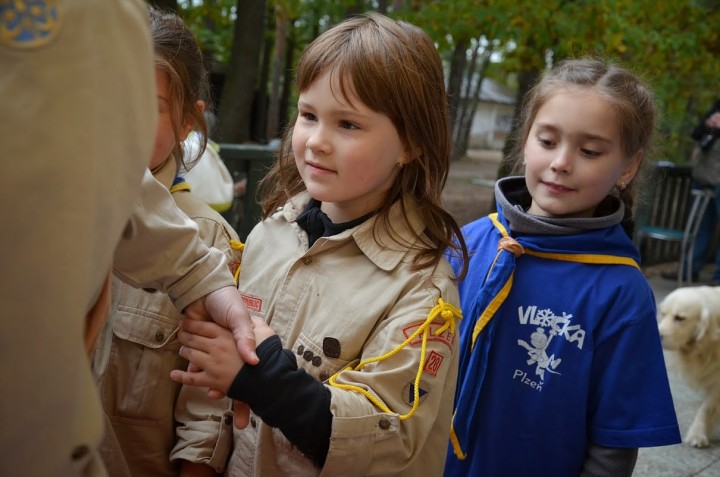 My skauti si podáváme levou ruku 