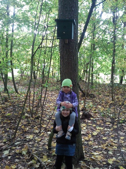 Mám obavu, že na tu kešku Eliška stejně nedosáhne 