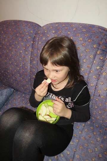 Vzácný okamžik - JÍM JABLKO! 