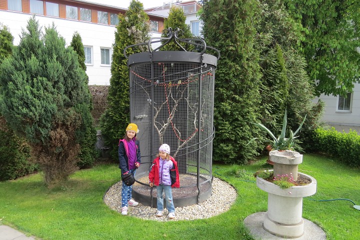 Praha - voliéra za hotelem 