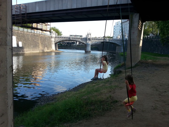 Obří houpačky na náplavce Radbuzy 